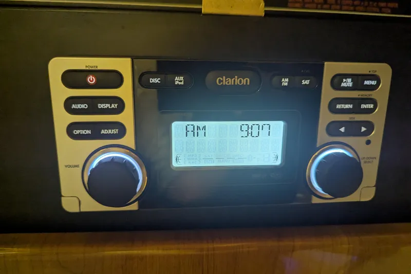 Slide: The Image of Clarion audio system in 2014 Formula 350 Crossover Bowrider, displaying time 9:07 AM. - 28