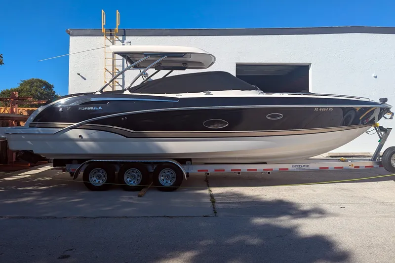 Slide: The Image of 2014 Formula 350 Crossover Bowrider on trailer, parked outdoors, side view. - 48