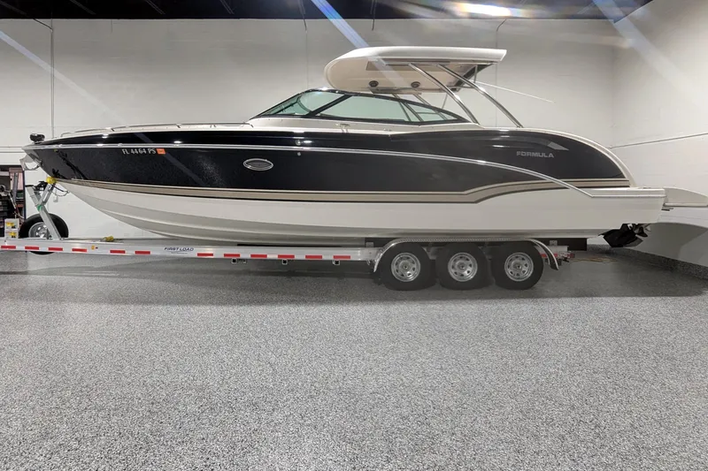 Slide: The Image of 2014 Formula 350 Crossover Bowrider on trailer in showroom, side view. - 5