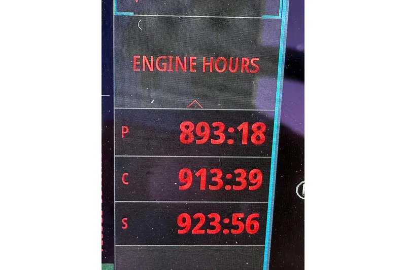 Slide: The Image of Display showing engine hours for Intrepid 409 Valor 2020: 893:18, 913:39, 923:56. - 55
