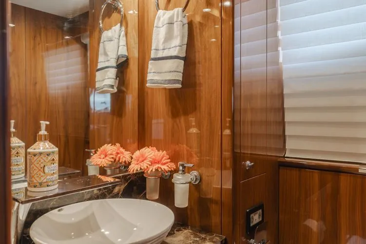 Slide: The Image of 2011 Sunseeker 88 Yacht - Image 55 - 55