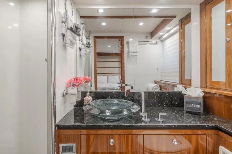 Slide: The Image of 2011 Sunseeker 88 Yacht - Image 77 - 77