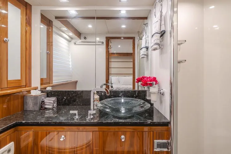 Slide: The Image of 2011 Sunseeker 88 Yacht - Image 82 - 82