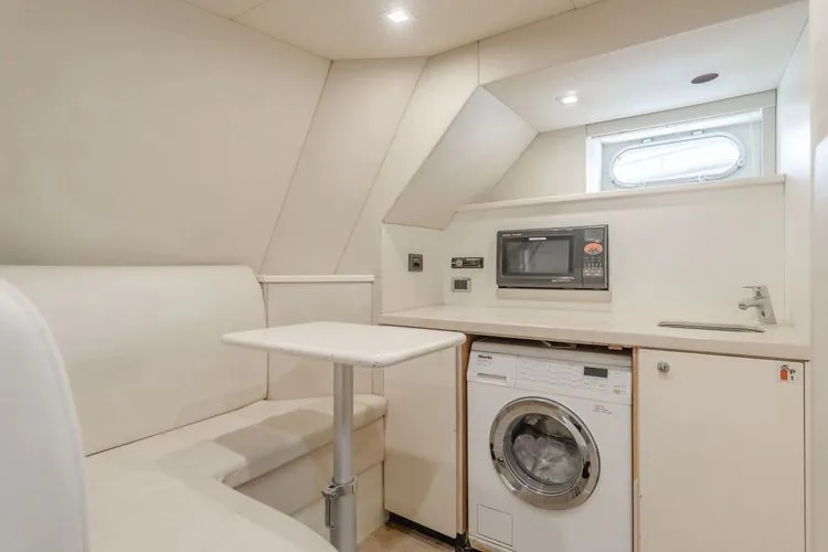 Slide: The Image of 2011 Sunseeker 88 Yacht - Image 90 - 90