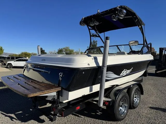 Slide: The Image of Tigé 2100V Limited 1999 - 12