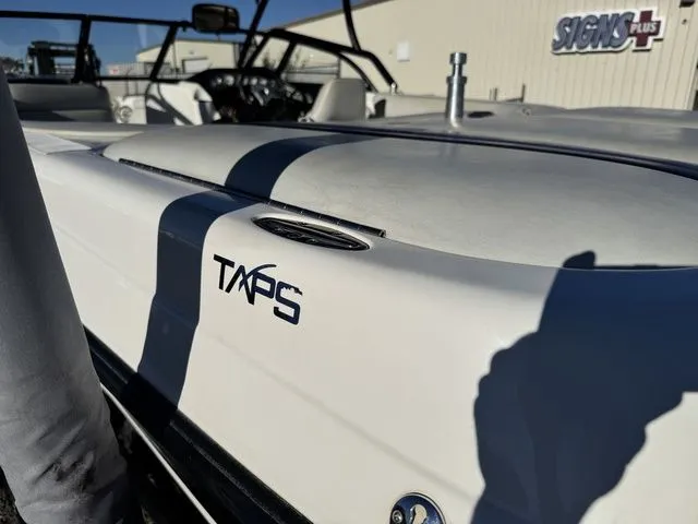 Slide: The Image of Tigé 2100V Limited 1999 - 72