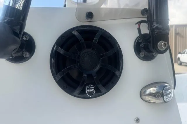 Slide: The Image of 2007 Haynie 23 Bigfoot boat speaker and controls on dashboard. - 18