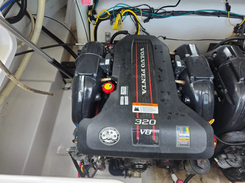 Slide: The Image of Volvo Penta 320 V8 engine in Four Winns H310 boat, 2013 model. - 38