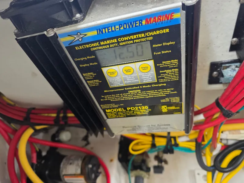 Slide: The Image of Electronic marine charger in Four Winns H310 boat, year 2013. - 41