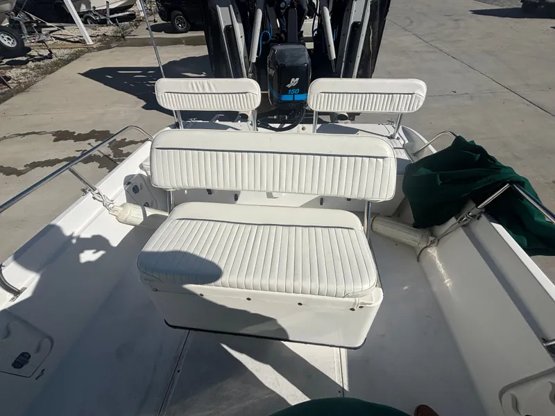 Slide: The Image of Boston Whaler 180 Dauntless 2000 with white seats and motor. - 7