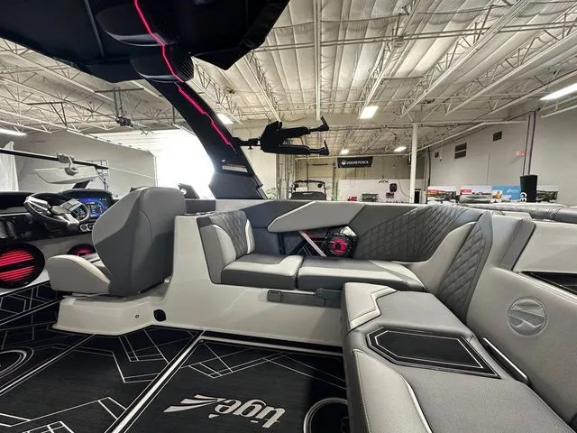 Slide: The Image of Tigé 24RZX 2025 - 10