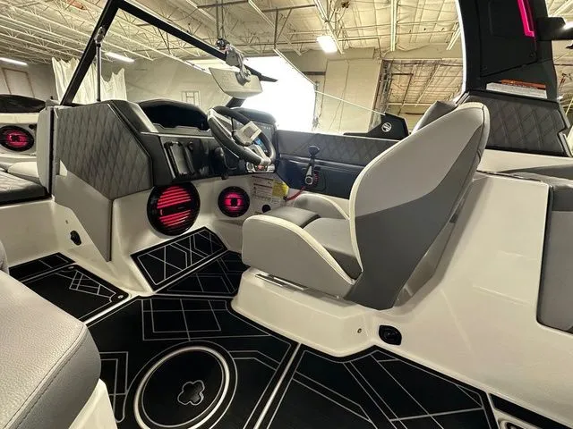 Slide: The Image of Tigé 24RZX 2025 - 12