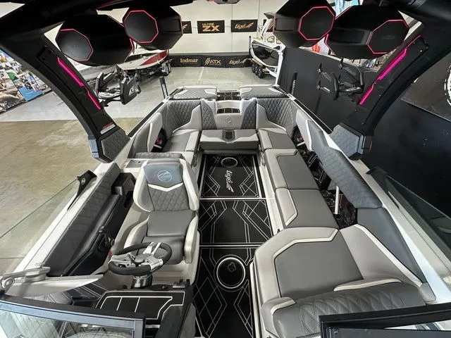 Slide: The Image of Tigé 24RZX 2025 - 17