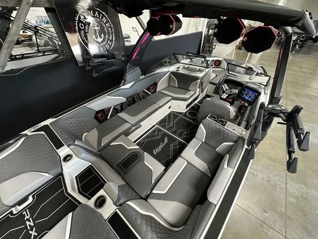 Slide: The Image of Tigé 24RZX 2025 - 8