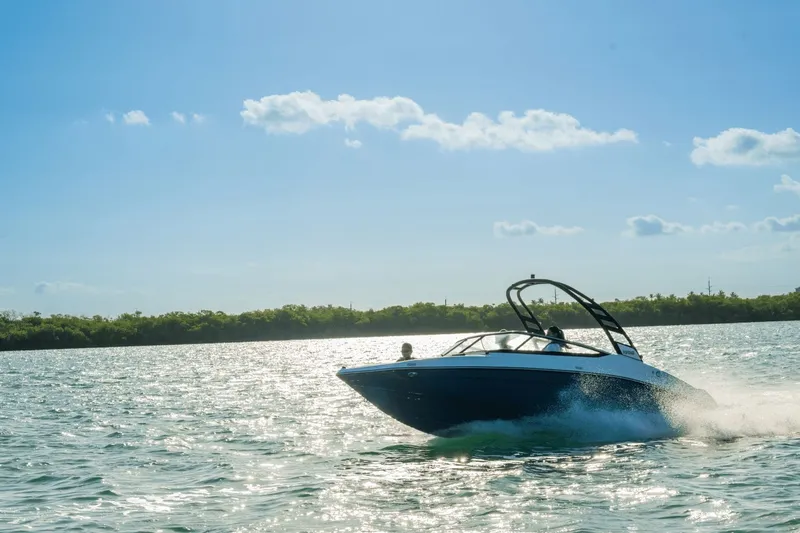 Slide: The Image of Yamaha 195S 2026 - 2