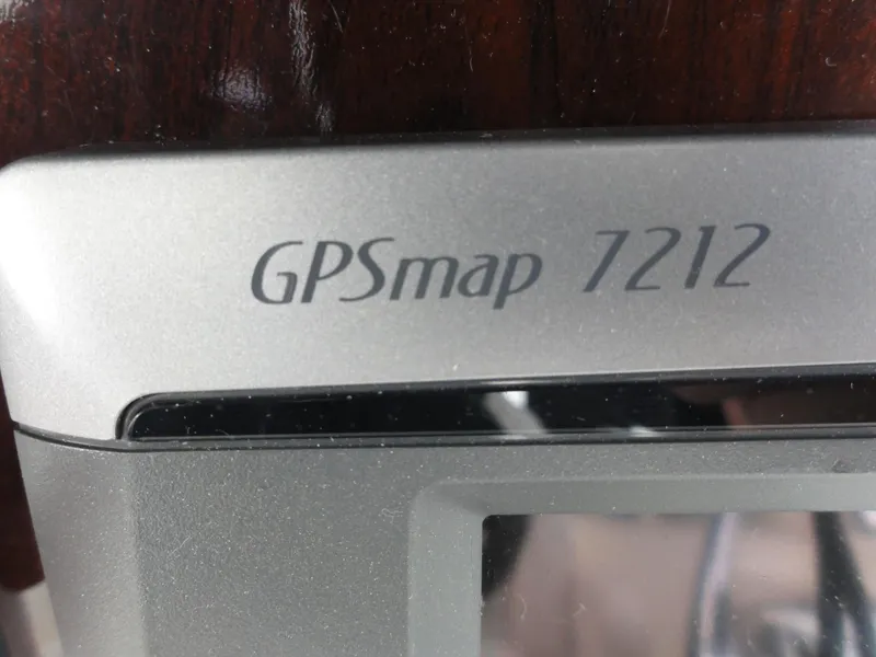 Slide: The Image of Close-up of GPSmap 7212 device on 2009 Meridian 441 Sedan. - 18
