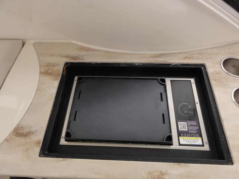 Slide: The Image of Built-in Kenyon grill on 2009 Meridian 441 Sedan yacht countertop. - 24