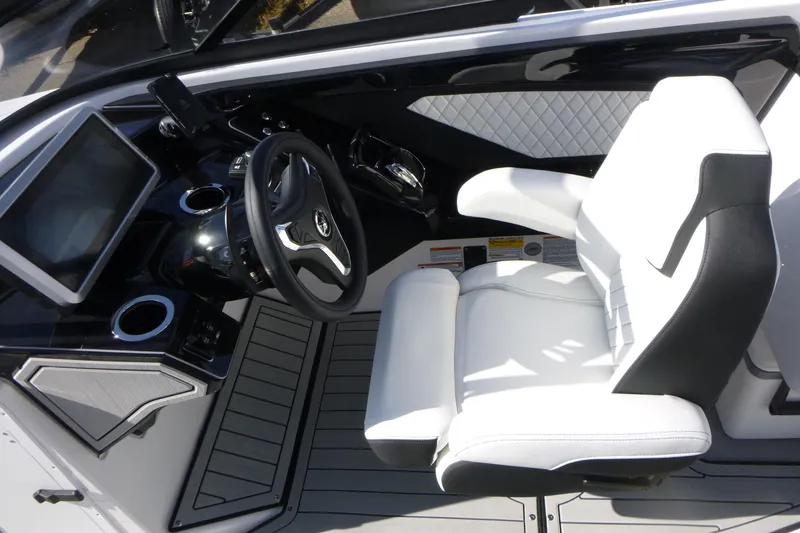 Slide: The Image of 2026 Yamaha Boats 252SD cockpit with modern steering and luxurious seating. - 10