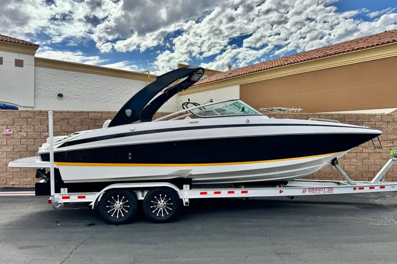 The Image of 2014 Regal 27 FasDeck boat on trailer, parked outdoors, side view. - 0