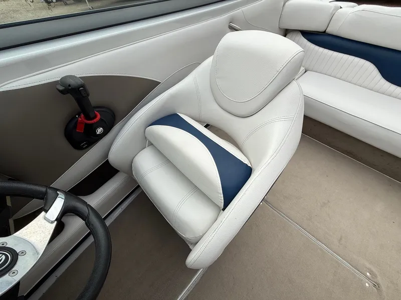 Slide: The Image of Crownline Boats 21 SS 2011 - 10