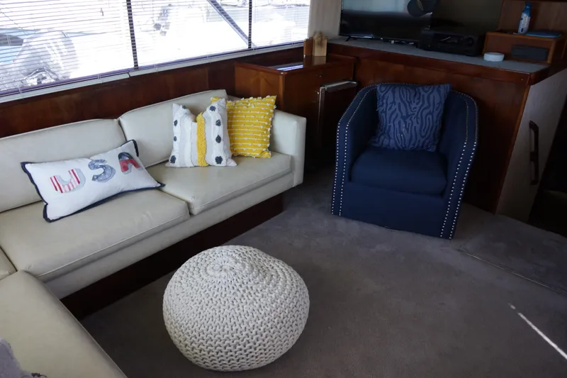 Slide: The Image of Interior of 1988 Ocean Yachts Super Sport with cozy seating and decorative pillows. - 20