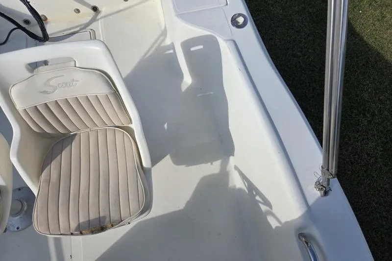 Slide: The Image of Scout 185 Sportfish 2000 boat interior with white seat and clean deck. - 17