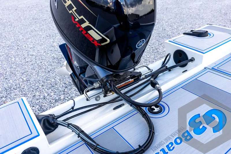 Slide: The Image of 2026 G3 Sportsman 1710 SE boat with Yamaha VMAX engine, detailed view. - 66