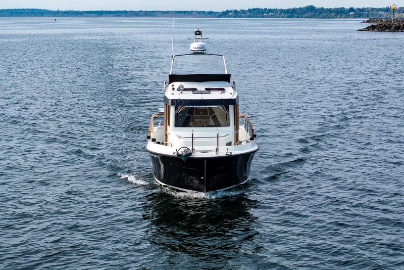 Slide: The Image of 2019 Targa 27.2 boat cruising on open water. - 4