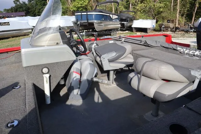 Slide: The Image of Tracker Pro Guide V-16 SC 2016 - 8