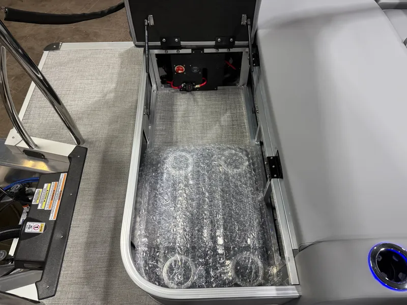 Slide: The Image of Tahoe LTZ 2385 Swingback (VRB) Tritoon & Honda 4-Stroke EFI 2026 - 24