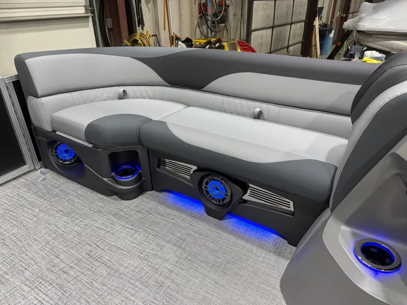 Slide: The Image of Tahoe LTZ 2385 Swingback (VRB) Tritoon & Honda 4-Stroke EFI 2026 - 33