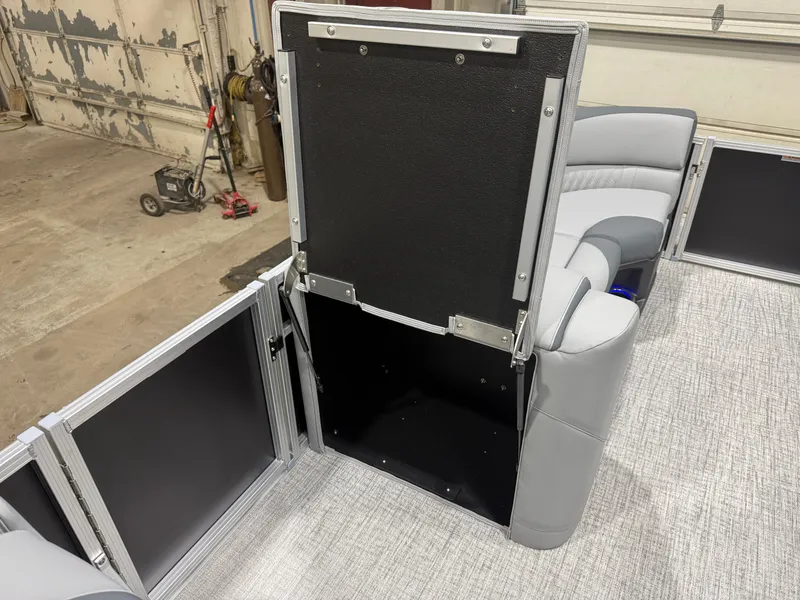 Slide: The Image of Tahoe LTZ 2385 Swingback (VRB) Tritoon & Honda 4-Stroke EFI 2026 - 37