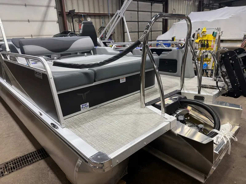 Slide: The Image of Tahoe LTZ 2385 Swingback (VRB) Tritoon & Honda 4-Stroke EFI 2026 - 46