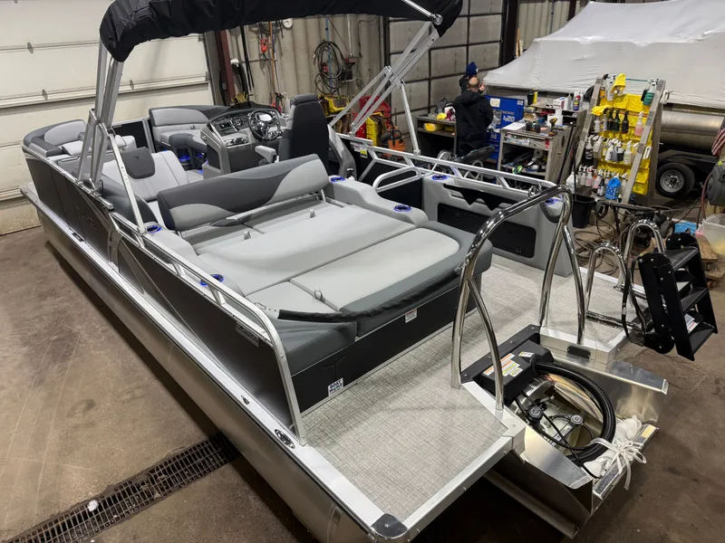 Slide: The Image of Tahoe LTZ 2385 Swingback (VRB) Tritoon & Honda 4-Stroke EFI 2026 - 55