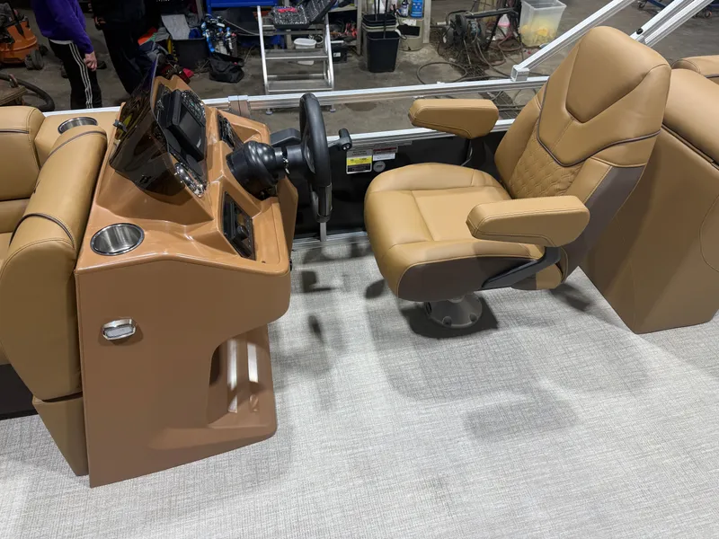 Slide: The Image of Tahoe Sport 2180 Quad Lounge & Honda 4-Stroke EFI 2026 - 10