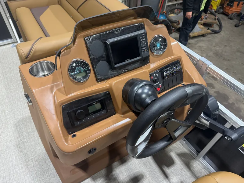 Slide: The Image of Tahoe Sport 2180 Quad Lounge & Honda 4-Stroke EFI 2026 - 12