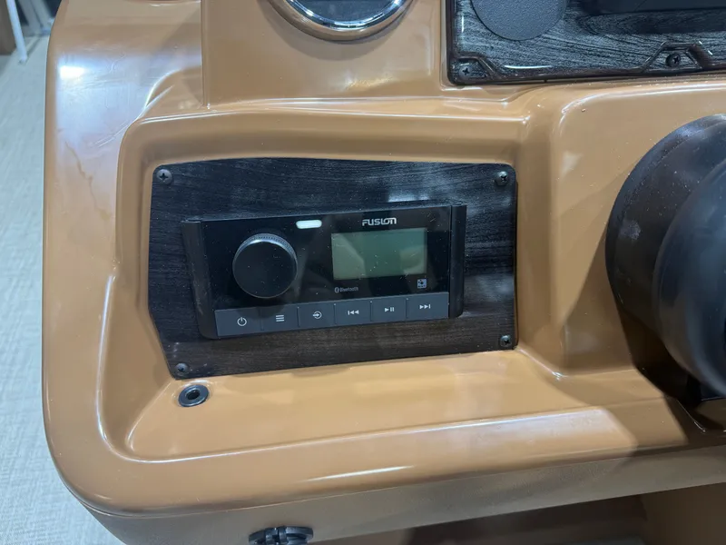 Slide: The Image of Tahoe Sport 2180 Quad Lounge & Honda 4-Stroke EFI 2026 - 13