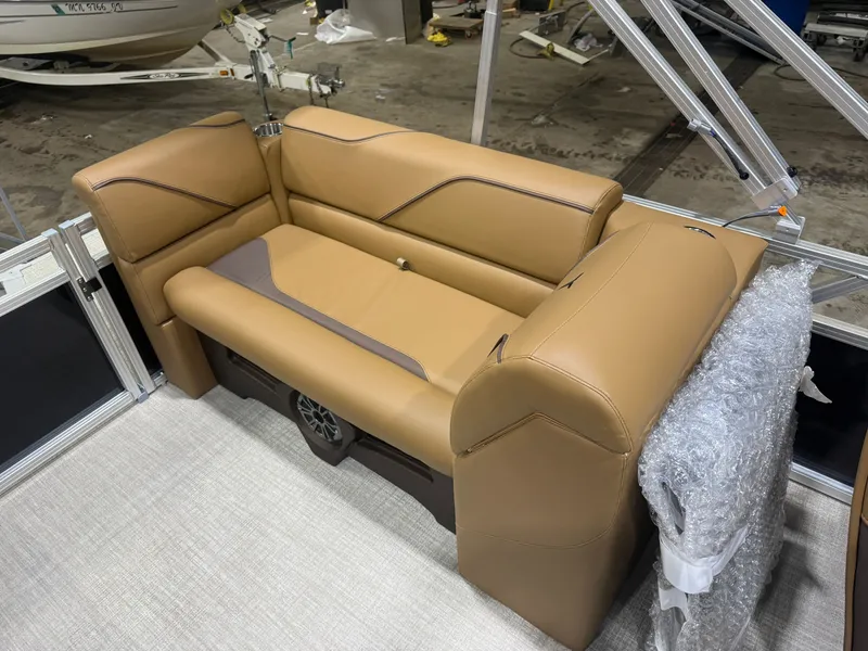Slide: The Image of Tahoe Sport 2180 Quad Lounge & Honda 4-Stroke EFI 2026 - 17