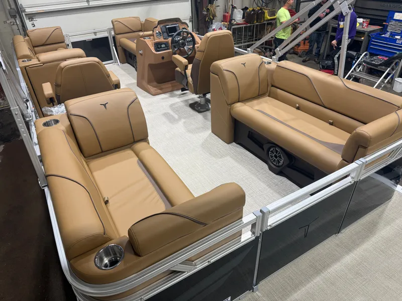 Slide: The Image of Tahoe Sport 2180 Quad Lounge & Honda 4-Stroke EFI 2026 - 20