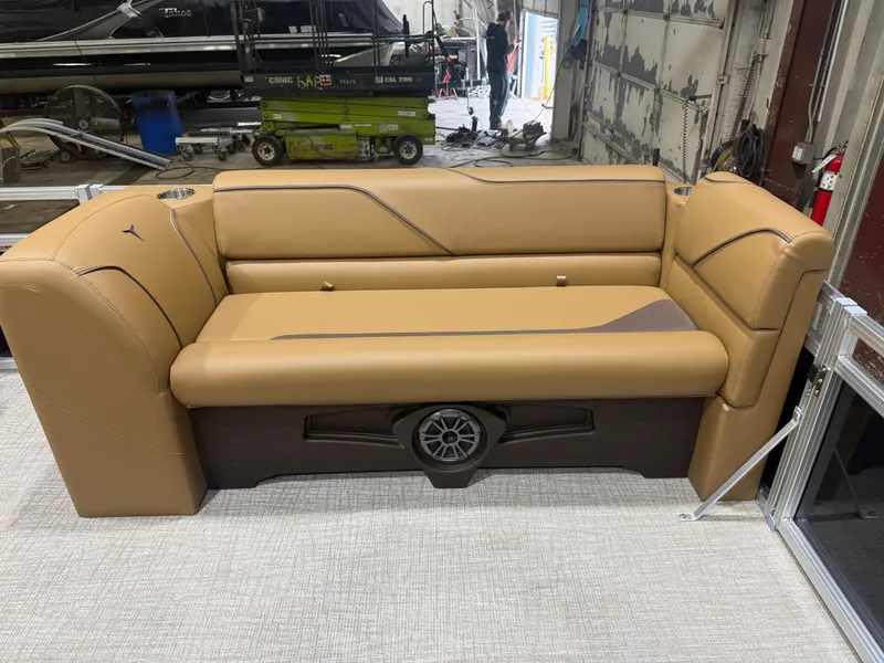 Slide: The Image of Tahoe Sport 2180 Quad Lounge & Honda 4-Stroke EFI 2026 - 31