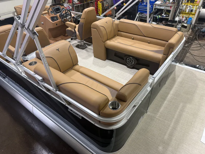 Slide: The Image of Tahoe Sport 2180 Quad Lounge & Honda 4-Stroke EFI 2026 - 4