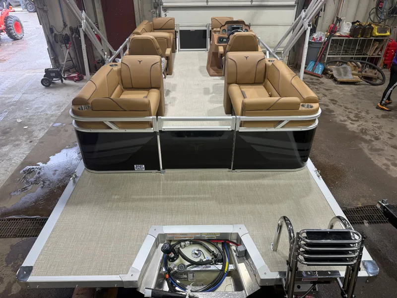 Slide: The Image of Tahoe Sport 2180 Quad Lounge & Honda 4-Stroke EFI 2026 - 5