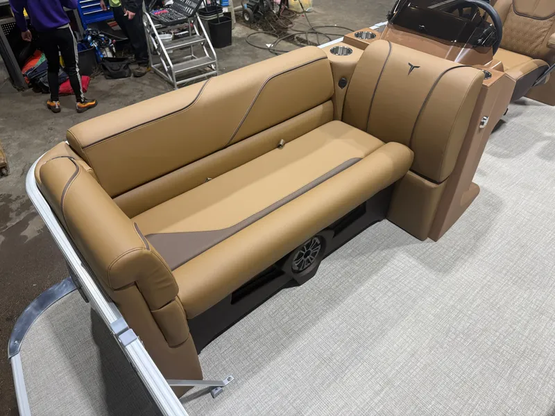 Slide: The Image of Tahoe Sport 2180 Quad Lounge & Honda 4-Stroke EFI 2026 - 7