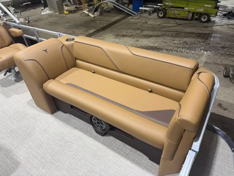 Slide: The Image of Tahoe Sport 2180 Quad Lounge & Honda 4-Stroke EFI 2026 - 8