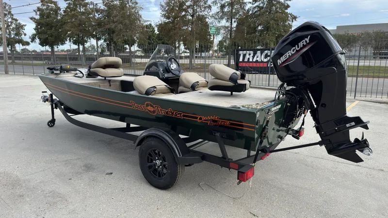 Slide: The Image of Tracker Bass Tracker Classic Limited 2026 - 3