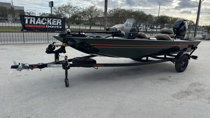 Slide: The Image of Tracker Bass Tracker Classic Limited 2026 - 4