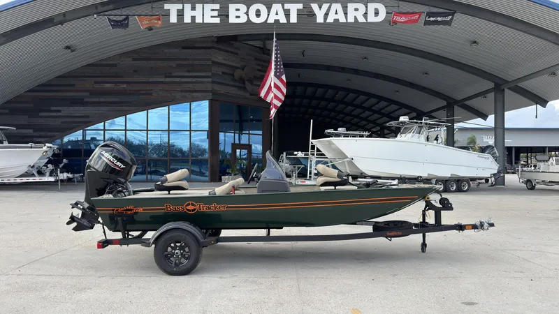 Slide: The Image of Tracker Bass Tracker Classic Limited 2026 - 7