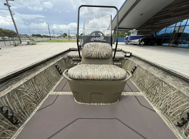 Slide: The Image of Tracker grizzly 1860cc 2026 - 12