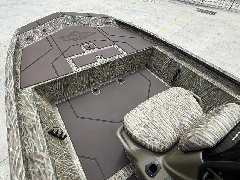 Slide: The Image of Tracker grizzly 1860cc 2026 - 13