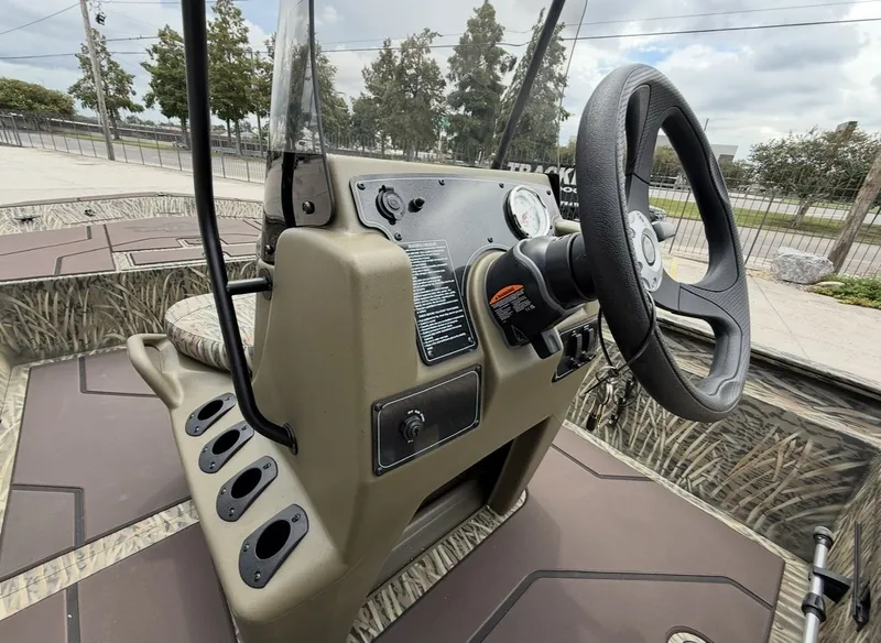 Slide: The Image of Tracker grizzly 1860cc 2026 - 15